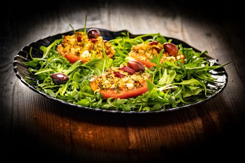 Tomatenscheiben mit griechischem Salat auf Ruccola Salat